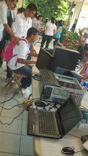 Estudiantes haciendo los preparativos para el montaje de la Tercera Feria Educativa de Software Libre.